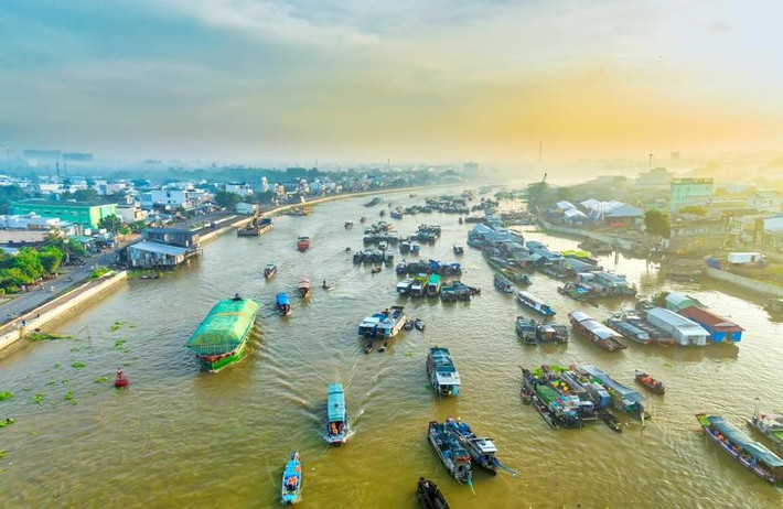 Từ ngày 1/7/2025, một loạt đơn vị hành chính ở Đồng bằng sông Cửu Long chính thức được sắp xếp lại, tạo nên các tỉnh mới với không gian rộng hơn, đa dạng hơn. Không chỉ có ý nghĩa về quản lý và phát triển kinh tế - xã hội, việc sáp nhập này còn tạo ra bước chuyển mình đáng kể cho ngành du lịch, đặc biệt là về trải nghiệm và hành trình di chuyển của du khách. Ảnh Internet