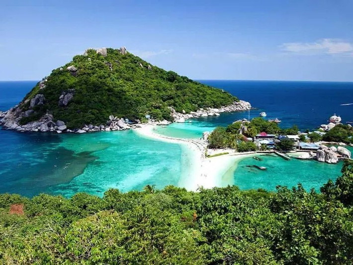 Koh Samui, một trong những hòn đảo đẹp nhất của Thái Lan, là nơi lý tưởng để bạn tìm đến sự yên tĩnh và thư giãn. Các bãi biển như Chaweng và Lamai nổi tiếng với cát trắng mịn và nước biển trong xanh, là lựa chọn tuyệt vời cho những ai muốn tránh xa sự ồn ào của các thành phố lớn. Ảnh Saigontimes