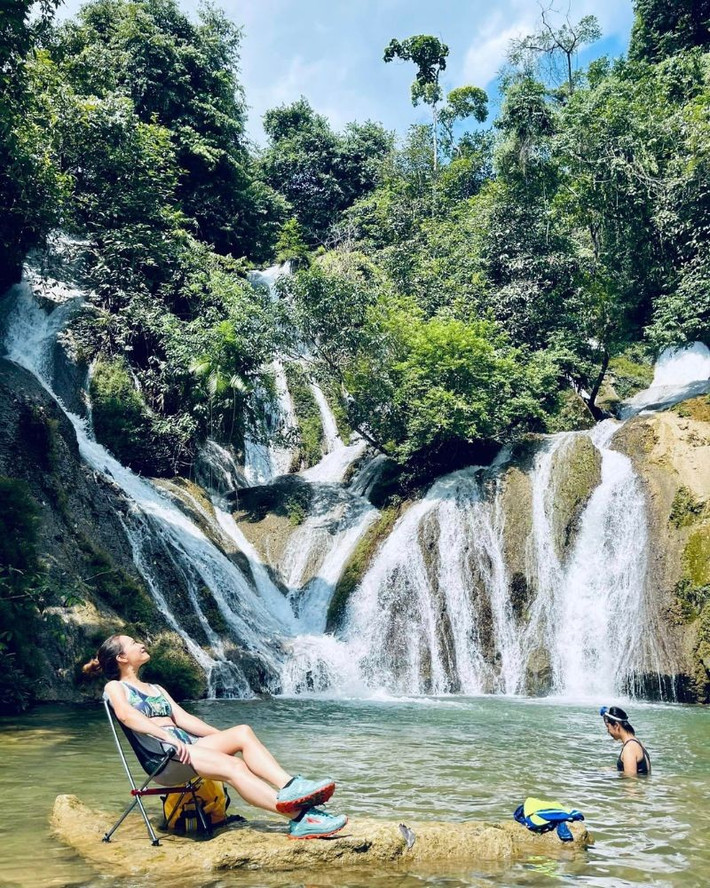 Du khách đến đây không chỉ được tận hưởng cảm giác mát lạnh khi tắm thác, mà còn có thể dựng lều cắm trại, tổ chức picnic ngay dưới chân thác.