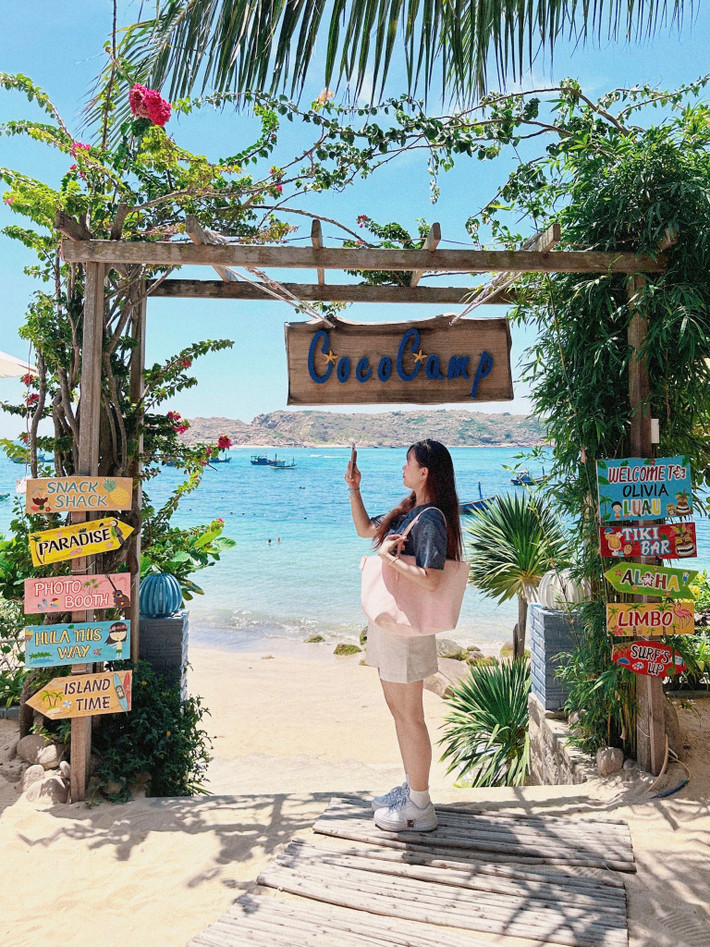 Chiều tối, quanh khu vực gần biển – nhất là đoạn gần Cococamp – thường có nhiều hàng ăn vặt tụ tập, đông vui nhưng vẫn giữ được nét nhẹ nhàng đặc trưng của vùng quê biển. Ảnh Đặng Quang Vinh