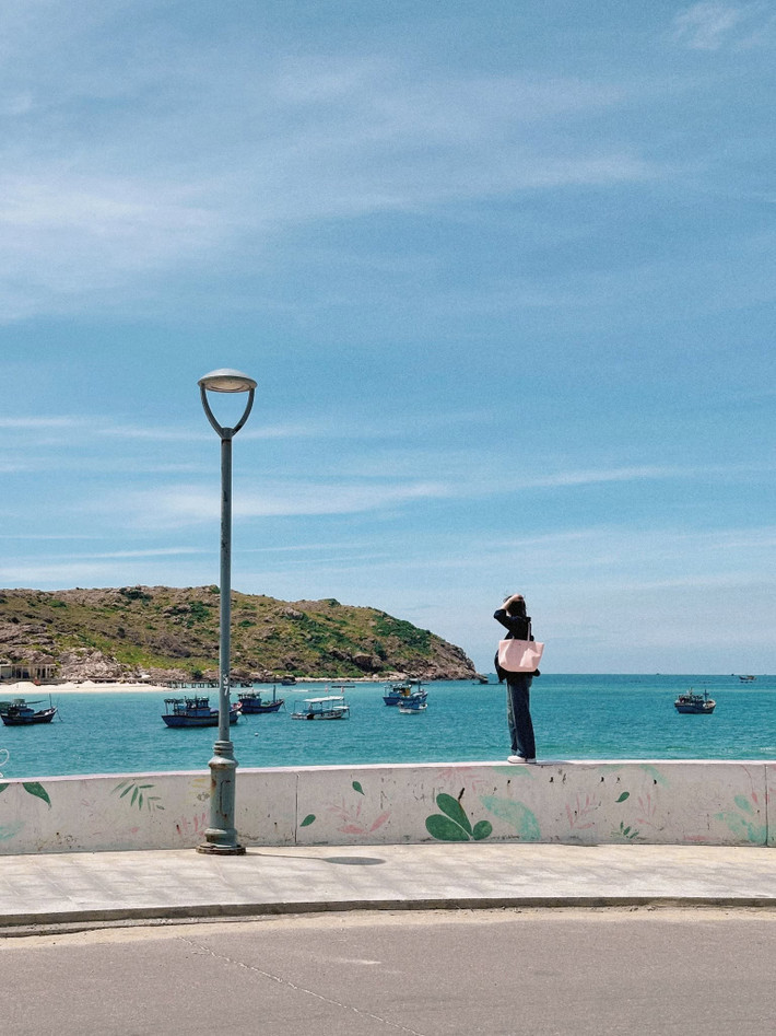 Theo chia sẻ của Đặng Quang Vinh – người thực hiện chuyến đi 2 ngày 1 đêm với chi phí tiết kiệm, anh di chuyển đến Nhơn Hải từ Phù Cát bằng xe máy. Tuy nhiên, nếu xuất phát từ trung tâm TP Quy Nhơn, du khách có thể dễ dàng thuê xe máy hoặc bắt taxi theo cung đường ven biển đẹp và thuận tiện. Ảnh Đặng Quang Vinh