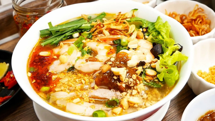 Tên gọi “gỏi dà” thực ra bắt nguồn từ “gỏi già” – cách người Hoa ngày trước dùng để chỉ món bún ăn kèm thịt, rau và nước lèo chua ngọt, sau đọc chệch thành “dà” rồi dần dần trở thành tên gọi chính thức. Ảnh MIA