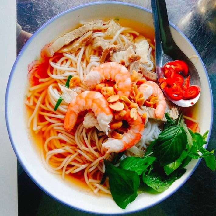 Bún gỏi dà, một món ăn dân dã nhưng đặc sắc của người Sóc Trăng, từ lâu đã trở thành món ăn đặc trưng của vùng đất này. Cái tên "gỏi dà" nghe lạ tai, khiến không ít thực khách tò mò và muốn khám phá. Ảnh MIA