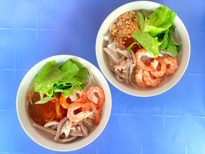 Nghe qua tưởng đơn giản, nhưng để nấu ra tô bún gỏi dà đúng vị, người nấu phải khéo léo kết hợp các nguyên liệu đúng cách và giữ được sự cân bằng giữa các tầng vị – chua, ngọt, mặn, béo. Ảnh MIA