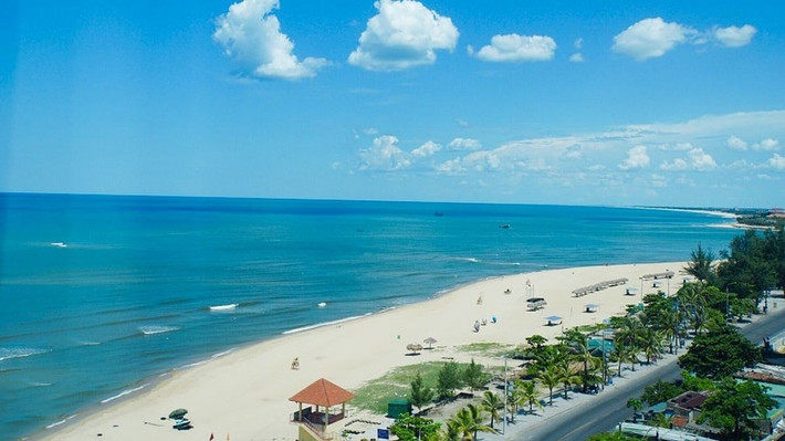 Cách trung tâm Đồng Hới chỉ vài phút di chuyển, biển Nhật Lệ nổi tiếng với bãi cát trắng dài, nước biển xanh lam và không khí yên bình. Nhiều du khách chọn nghỉ dưỡng tại các khu resort dọc bờ biển, kết hợp trải nghiệm ẩm thực hải sản tươi ngon tại đây. Ảnh dulich
