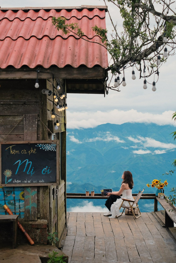 Tà Xùa níu chân du khách bởi sự mộc mạc của người Mông. Lưu trú trong bản, du khách có thể trải nghiệm bữa cơm truyền thống và nét văn hóa đặc sắc. Ảnh Thùy Dương