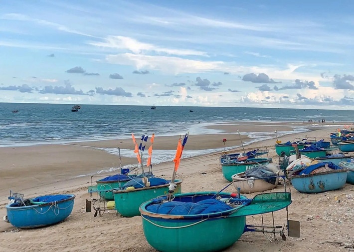 Không thể bỏ qua biển Phước Hải, thuộc huyện Đất Đỏ. Tại đây, du khách có thể trải nghiệm nét văn hóa làng chài đặc trưng, thưởng thức hải sản tươi sống và ngắm bình minh trên biển. Những bãi đá tự nhiên và làn nước xanh rì càng làm tăng vẻ quyến rũ cho địa điểm này. Ảnh Traveloka