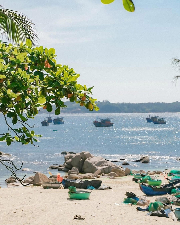Đặt chân lên đảo, du khách sẽ bắt gặp hình ảnh những khối đá lớn tự nhiên xếp chồng, gợi liên tưởng đến Ghềnh Đá Đĩa thu nhỏ. Ảnh Phương Tali