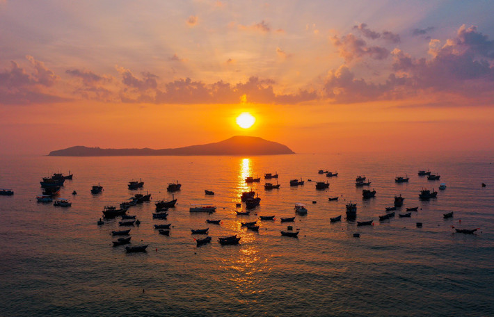 Đặt chân đến đây, du khách không chỉ được hòa mình vào không gian yên ả giữa biển trời, mà còn được cảm nhận sự thanh thản, tạm rời xa những ồn ào của cuộc sống thường nhật. Cù Lao Mái Nhà xứng đáng là một trong những địa điểm đáng trải nghiệm nhất của Phú Yên, nơi mỗi khoảnh khắc đều là một sự kết nối sâu sắc với thiên nhiên. Ảnh Bùi Ngọc Lâm