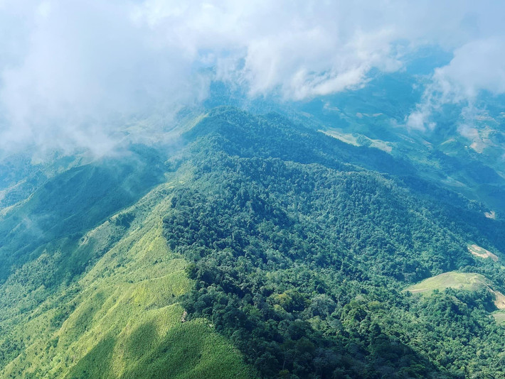 Quãng đường trekking dài khoảng 6–7 km, xuyên qua rừng rậm, đường mòn đất đỏ và nhiều đoạn dốc đá dựng đứng. Mỗi bước chân là một lần thử thách sức bền, tinh thần và lòng kiên trì. Ảnh Traveloka