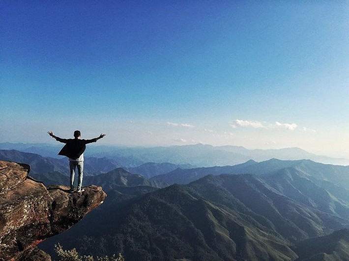 Đứng tại đây, du khách có cảm giác như đang chạm tay vào mây, lắng nghe tiếng gió rít bên tai và thu vào tầm mắt toàn cảnh đại ngàn. Ảnh Traveloka