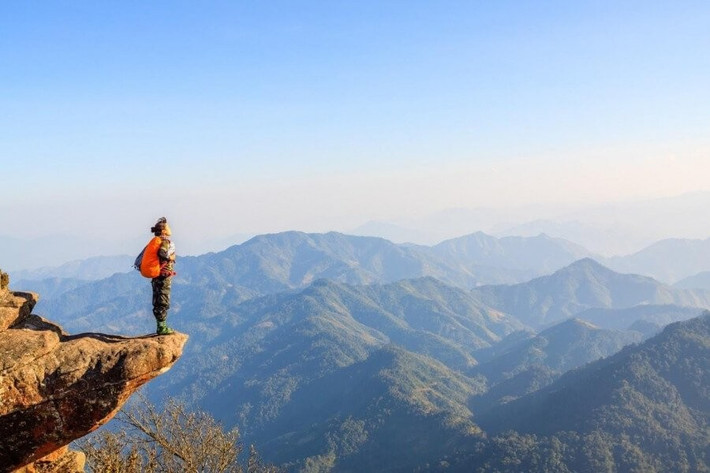 Nhiều tour trải nghiệm hiện nay kết hợp cả leo núi và khám phá văn hoá bản địa, trong đó có các hoạt động như ăn cơm cùng người dân, học cách làm món ăn truyền thống hay nghỉ lại nhà sàn giữa núi rừng. Ảnh MIA