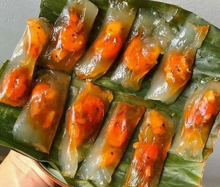 Ngay trung tâm khu ăn uống, quầy bánh lọc cô Hằng lúc nào cũng đông khách. Bánh được gói tại chỗ, nhân tôm rim đậm vị, vỏ bánh mềm trong, ăn cùng nước mắm tỏi ớt cay nhẹ và hành phi thơm lừng. Món ăn tuy dân dã nhưng lại thể hiện tinh tế khẩu vị miền Trung. Ảnh Internet