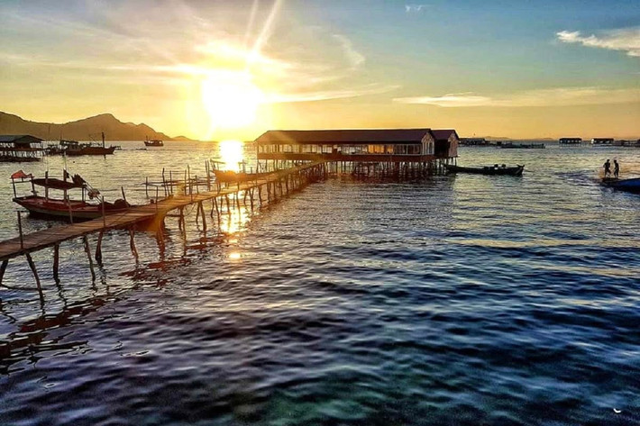 Nằm ở phía Bắc đảo Phú Quốc, cách thị trấn Dương Đông hơn 20 km, làng chài Rạch Vẹm được mệnh danh là “viên ngọc hoang sơ” giữa lòng đảo ngọc. Với vẻ đẹp mộc mạc, đời thường và nét đặc trưng khó nơi nào có được, Rạch Vẹm đã trở thành điểm đến yêu thích của những du khách muốn tìm về với thiên nhiên thuần khiết và trải nghiệm cuộc sống của ngư dân miền biển. Ảnh VnTrip