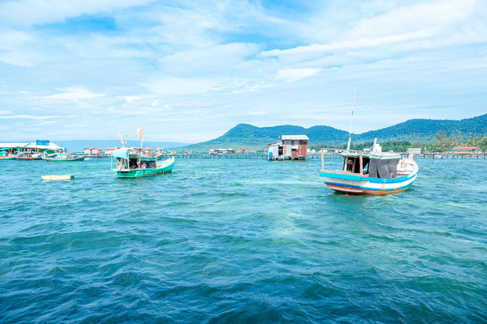 Bên cạnh đó, người dân Rạch Vẹm rất thân thiện và hiếu khách. Họ sẵn sàng kể cho du khách nghe những câu chuyện đời ngư phủ, chia sẻ về cuộc sống bám biển bao đời nay, từ đó làm tăng thêm sự gắn bó và yêu mến đối với vùng đất này. Ảnh Thu Hoài