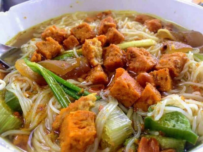 Bún Xiêm Lo chính là một trong những đại diện tiêu biểu cho ẩm thực miền Tây – giản dị, đậm đà nhưng cũng đầy hấp dẫn. Khi ăn một tô bún Xiêm Lo, bạn không chỉ cảm nhận được hương vị đặc biệt mà còn hiểu thêm về nền văn hóa phong phú của miền sông nước. Ảnh amthuc