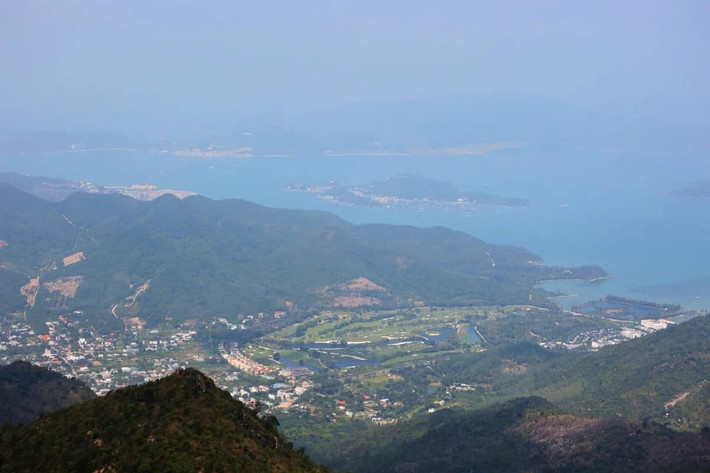 Bên cạnh đó, Nha Trang Trekking Club cũng cung cấp tour trekking Hoàng Ngưu Sơn theo hình thức trải nghiệm kết hợp hướng dẫn kỹ năng sinh tồn cơ bản trong rừng. Tour khởi hành theo yêu cầu nhóm từ 4 người trở lên, có kèm lều trại, túi ngủ, bộ sơ cứu y tế và bữa ăn nấu tại điểm cắm trại. Giá tour dao động từ 950.000 – 1.200.000 đồng/người tùy theo thời lượng và dịch vụ đi kèm. Đặc biệt, đơn vị này còn hỗ trợ thuê porters (người vác đồ), rất phù hợp với nhóm ít người hoặc người lần đầu trekking. Ảnh Giang Châu