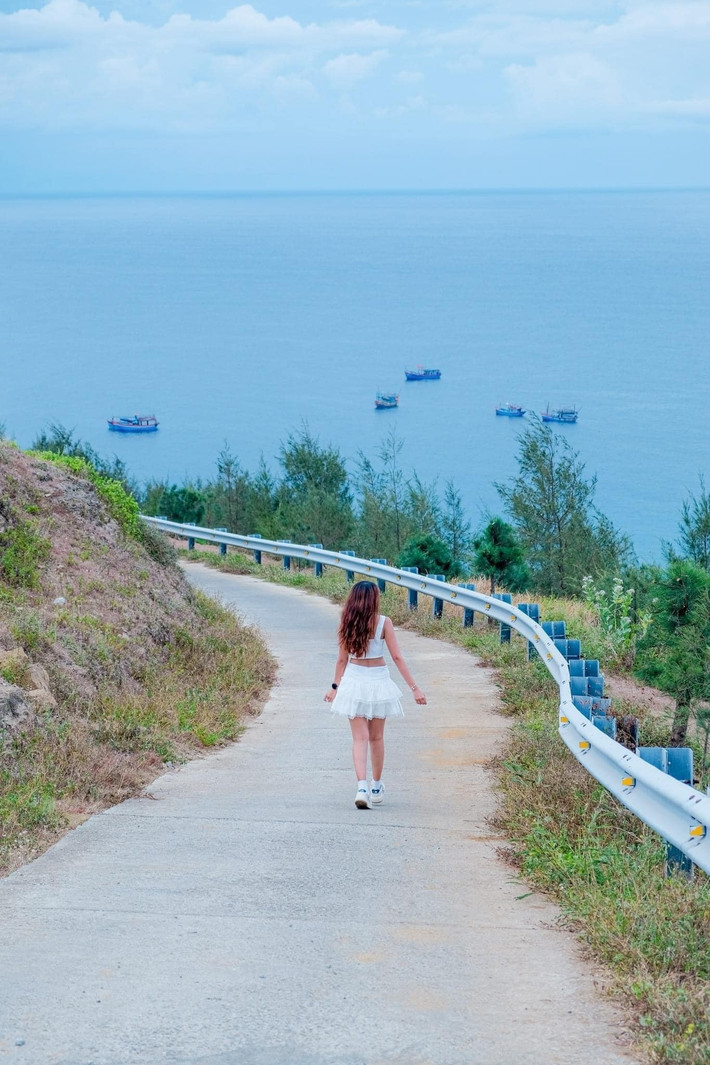 Đặt chân lên đảo, du khách như lạc vào bức tranh thủy mặc giữa đại dương. Biển xanh màu ngọc bích, bờ cát trắng mịn, những vách đá đen sẫm là dấu tích của những dòng nham thạch cổ xưa, tất cả tạo nên một cảnh sắc hùng vĩ mà thanh bình. Đảo Lớn – trung tâm của huyện đảo – là nơi hội tụ những điểm check-in nổi tiếng như cổng Tò Vò, chùa Hang, đỉnh Thới Lới hay hang Câu. Ảnh Quỳnh Hương