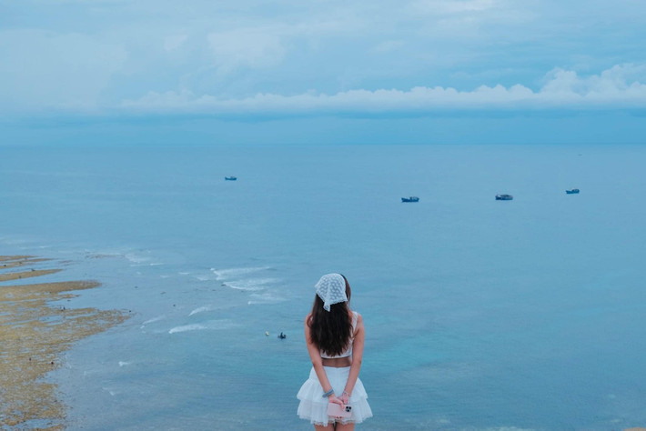 Nằm cô lập giữa biển khơi mênh mông của Quảng Ngãi, đảo Lý Sơn như “nàng tiên ngủ quên” mang trong mình vẻ đẹp nguyên sơ, mộc mạc mà quyến rũ đến lạ. Ảnh Quỳnh Hương