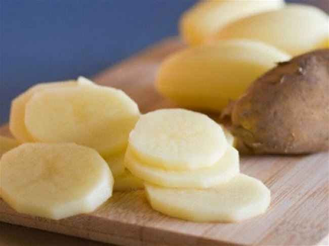 Một mẹo khác là thả vài lát khoai tây sống vào nồi canh đang sôi. Khoai tây thái lát mỏng hoặc cắt khối nhỏ có khả năng hút muối hiệu quả. Chỉ cần đun thêm 5–10 phút rồi vớt khoai ra, món canh sẽ bớt mặn mà vẫn giữ nguyên màu sắc và mùi vị. Ảnh minh họa