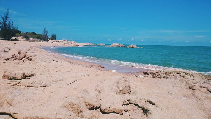 Song song đó, Hồ Cốc tại huyện Xuyên Mộc lại mang một nét đẹp lãng mạn khác biệt. Nằm sát rừng tràm và gần khu bảo tồn thiên nhiên Bình Châu – Phước Bửu, Hồ Cốc là điểm đến yêu thích của du khách muốn hòa mình vào không gian giao thoa giữa biển và rừng. Ảnh VnTrip