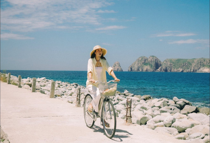 Đặt chân đến đảo là đặt chân vào một không gian sống hoàn toàn khác biệt. Những con đường làng nhỏ ven biển, bến tàu lặng lẽ, mái nhà lợp ngói đơn sơ... tất cả tạo nên một khung cảnh rất đỗi bình yên. Không khí trong lành, gió biển mặn mòi, nụ cười hiền hậu của người dân là điều dễ dàng cảm nhận ngay từ những bước đầu tiên. Ảnh Phương Trinh