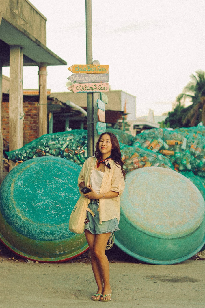 Ngoài cảnh đẹp, Bích Đầm còn khiến người ta nhớ mãi bởi những trải nghiệm đời thường đầy ấm áp. Buổi chiều, sau khi rong ruổi dạo quanh đảo, du khách có thể dừng chân ở quán cà phê Ún – nơi có giàn hoa giấy rực rỡ, không gian mở nhìn thẳng ra biển, ngồi chill giữa gió biển và tiếng sóng vỗ rì rào. Ảnh Phương Trinh