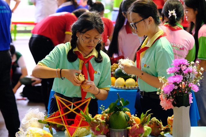 Trong khi đó, Nhà Thiếu nhi TP.HCM duy trì chương trình “Đêm hội trăng rằm” với hoạt động làm lồng đèn, múa lân, giúp trẻ em vừa vui chơi vừa học hỏi về truyền thống. Ảnh Tapchidulich