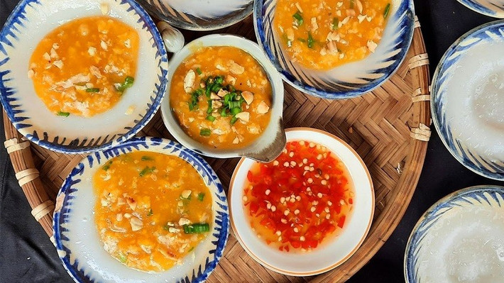 Không thể bỏ qua bánh bèo món dân dã, bột trắng mịn được hấp chín trong những chiếc chén nhỏ, ăn kèm tôm băm, hành phi và ram giòn, tạo cảm giác thanh mát, dễ ăn.