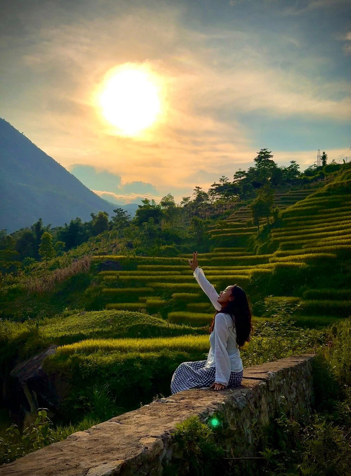 Vào mùa chín, cả thung lũng như khoác lên mình tấm áo vàng óng, đan xen sắc xanh của những thửa lúa muộn. Ảnh Fanpage Chuyện của Hậu