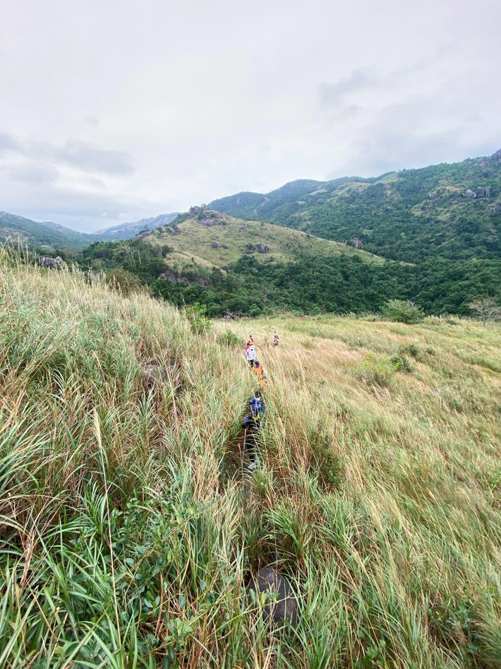 Hoàng Ngưu Sơn tọa lạc ở xã Phước Đồng, cách trung tâm thành phố Nha Trang khoảng 20km. Ngọn núi thuộc dãy Cô Tiên, trải dài theo hướng Bắc Nam. Đây là một trong những tọa độ vẫn còn rất hoang sơ, chưa nhiều dấu chân du lịch thương mại chạm đến. Ảnh Tố Như