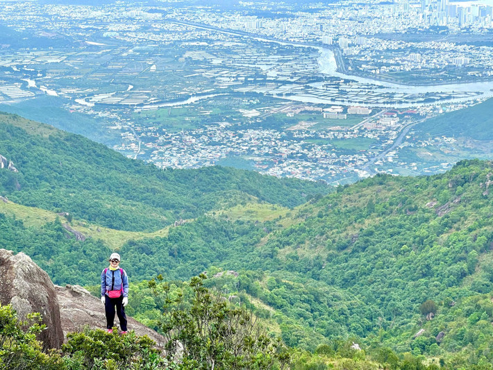 Hiện nay, một số công ty lữ hành tại Nha Trang đã bắt đầu khai thác tour trekking Hoàng Ngưu Sơn theo hình thức khám phá thiên nhiên kết hợp thể thao dã ngoại. Trong đó, Vietrekking Nha Trang thiết kế tour trekking 1 ngày, khởi hành đều đặn mỗi cuối tuần. Hành trình bao gồm hướng dẫn viên chuyên nghiệp, xe đưa đón từ trung tâm thành phố, nước uống, bữa ăn nhẹ, gậy trekking và túi sơ cứu cá nhân. Giá tour 790.000 đồng/người. Du khách cũng có thể lựa chọn cắm trại qua đêm trên đỉnh núi, ngắm sao và đón bình minh giữa rừng núi – một trải nghiệm đáng nhớ cho các tín đồ "xê dịch" yêu khám phá hoang dã. Ảnh Trekking