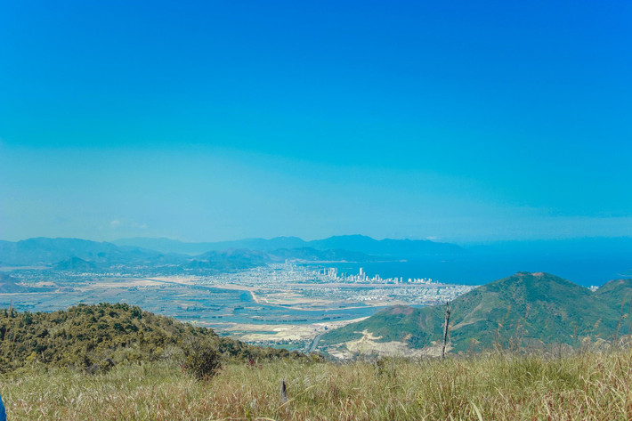 Về trang bị, nên mang theo giày leo núi chuyên dụng, áo khoác chống gió, gậy trekking, nước uống, đồ ăn nhẹ, đèn pin, thuốc chống côn trùng và bộ sơ cứu cơ bản. Đặc biệt, trong quá trình trekking, hãy giữ gìn vệ sinh môi trường bằng cách không xả rác, không bẻ cây, hái hoa, và tuyệt đối không đốt lửa bừa bãi để đảm bảo an toàn cho rừng núi cũng như chính bản thân mình. Ảnh Trekking