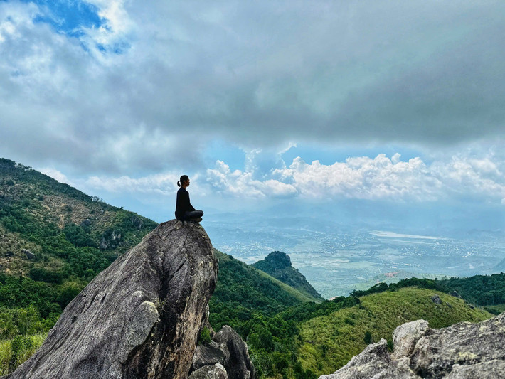Trước khi bắt đầu hành trình trekking Hoàng Ngưu Sơn, du khách cần lưu ý một số điểm quan trọng để có chuyến đi an toàn và trọn vẹn. Thời điểm lý tưởng để chinh phục cung đường này là từ tháng 12 đến tháng 4 năm sau, khi thời tiết khô ráo, trời trong, ít mưa – thuận lợi cho việc di chuyển và cắm trại. Vì đây là cung đường có độ dốc lớn và kéo dài nhiều giờ, du khách nên chuẩn bị thể lực trước chuyến đi, bằng cách tập luyện nhẹ với các bài đi bộ, leo cầu thang hoặc rèn sức bền. Ảnh Trekking