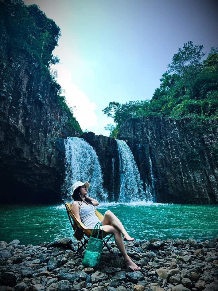 Các hội nhóm thường tổ chức cắm trại qua đêm gần thác, cùng nhau nấu nướng, đốt lửa và tận hưởng không gian tách biệt hoàn toàn với thế giới hiện đại. Tuy nhiên, để đảm bảo an toàn, du khách nên đi theo nhóm, mang theo đồ ăn, nước uống và các thiết bị bảo hộ cơ bản. Ảnh Dương Nhật Viên