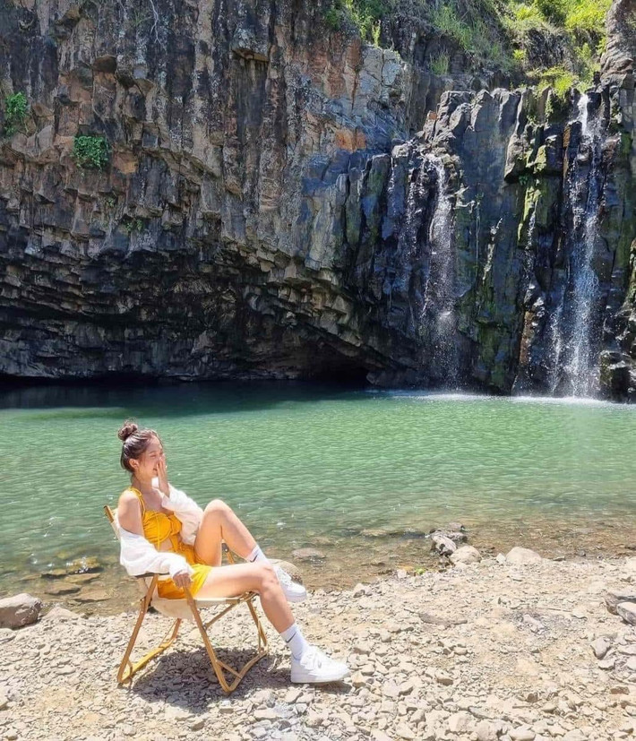 Với những ai thích trải nghiệm dài ngày, Tropical Trip cung cấp gói tour 2 ngày 1 đêm cắm trại tại thác, kết hợp tham quan Gành Đá Đĩa và đầm Ô Loan, giá khoảng 1.500.000–1.700.000 đồng/người. Ngoài ra, Du lịch Sông Ba – Tuy Hòa nhận thiết kế tour riêng theo yêu cầu cho nhóm từ 5 người trở lên, chi phí linh hoạt theo lịch trình. Ảnh Internet