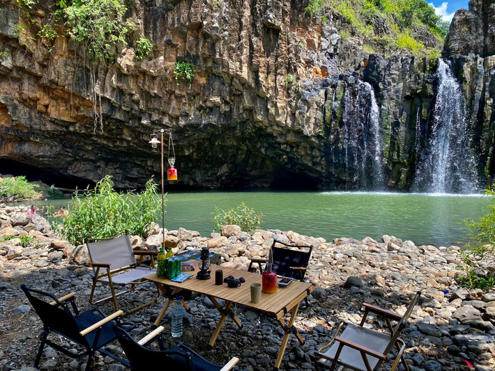 Thời điểm lý tưởng để đặt tour là từ tháng 3 đến tháng 8, khi thời tiết khô ráo, đường rừng dễ đi và nước thác trong xanh, rất thích hợp cho các hoạt động trekking và cắm trại. Ảnh Internet
