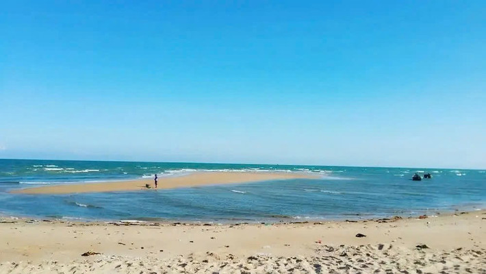 Nằm cách TP. Vũng Tàu khoảng 50km về phía thị trấn Bà Tô, biển Suối Ồ nổi bật với làn nước trong xanh, bờ cát trắng mịn và một con suối nước ngọt phải lội qua mới tới được biển. Trải nghiệm "đội hành lý, lội suối" không chỉ độc đáo mà còn mang đến cảm giác phiêu lưu thú vị. Biển sạch, bãi cát rộng rất thích hợp để cắm trại hoặc tổ chức trò chơi tập thể. Ảnh Traveloka