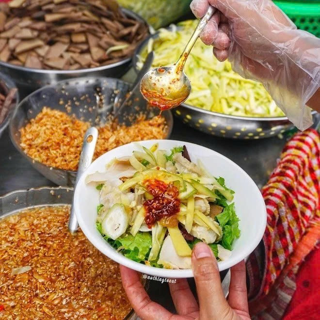 Một món ăn lạ miệng đáng thử khác là phá lấu trộn kiểu Đà Nẵng sự kết hợp giữa lòng bò, xoài xanh, chuối chát, mắm gừng và hành phi. Không giống phá lấu Sài Gòn, món này có hương vị chua cay mặn ngọt hòa quyện, vừa ăn vừa xuýt xoa. Ảnh nothingtoeat