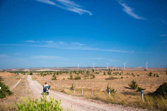 Để đến được Mũi Yến, du khách thường di chuyển từ Phan Thiết theo tuyến Võ Nguyên Giáp – ĐT716, rẽ vào một con đường đất đỏ nhỏ. Từ đây, tiếp tục đi khoảng 2–3km xuyên qua rừng phi lao, cát trắng là tới nơi. Đường vào có đoạn khá khó đi nếu dùng xe tay ga hoặc xe tải nhẹ, vì vậy nhiều bạn chọn gửi xe ở làng gần đó rồi đi bộ thêm 1km. Ảnh Thanh Tuấn