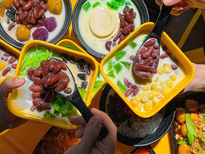Sau những món nướng nóng hổi, không gì tuyệt hơn là ly chè sâm bổ lượng, chè đậu xanh nước dừa hoặc chè khúc bạch mát lạnh. Các xe chè rong trên đường Trần Phú hay gần bãi biển luôn sẵn sàng phục vụ với giá từ 10.000 – 15.000 đồng. Vị ngọt dịu, thanh mát giúp giải nhiệt ngày hè hiệu quả. Ảnh VinWonders