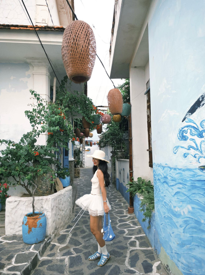 Không ít bạn trẻ chọn diện trang phục trắng, xanh hoặc váy maxi bay bổng để hòa cùng sắc màu của làng chài, tạo nên những bộ ảnh “triệu like” trên mạng xã hội. Một số cặp đôi còn chọn nơi đây làm bối cảnh chụp ảnh cưới, tận dụng vẻ đẹp vừa lãng mạn vừa gần gũi. Ảnh Phan Truc Lam