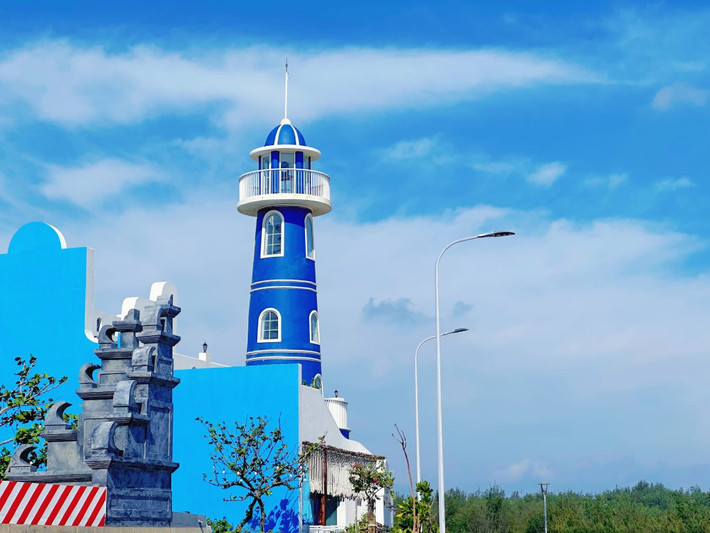 Không chỉ là điểm đến mới lạ, những con đường lát đá xanh còn góp phần cải thiện sinh kế cho người dân. Nhiều hộ gia đình mở quán cà phê, bán đồ lưu niệm hoặc hải sản tươi sống phục vụ du khách.