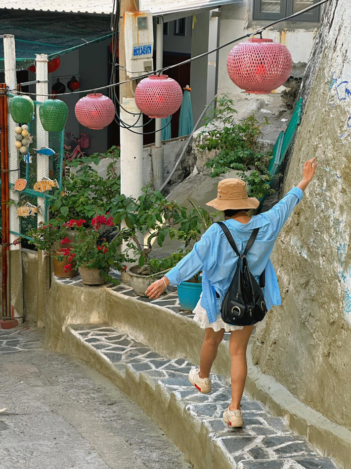 Màu xanh dương và trắng được chọn làm gam chủ đạo, gợi liên tưởng đến những ngôi làng ven biển Hy Lạp, vừa mát mẻ, thư thái vừa tôn lên nét tinh khôi của không gian. Ảnh Đi cùng Jayni