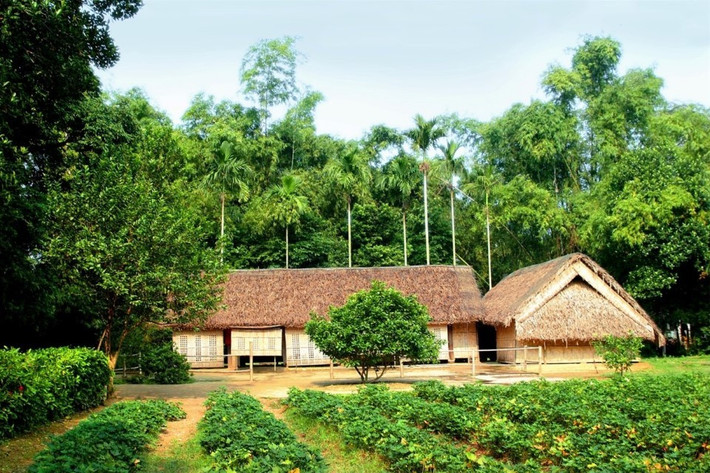 Khi đặt chân đến Làng Sen quê hương Chủ tịch Hồ Chí Minh, du khách không chỉ được đắm mình trong khung cảnh làng quê yên bình, mà còn có cơ hội tìm hiểu sâu hơn về tuổi thơ, gia đình và những dấu mốc quan trọng trong cuộc đời của vị lãnh tụ kính yêu. Những địa điểm dưới đây là các điểm đến không thể bỏ lỡ trong hành trình khám phá đầy cảm xúc ấy: Ảnh My Tour