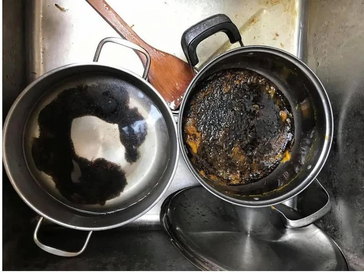 Để tránh tình trạng nồi cháy đen lặp lại, bạn nên lưu ý một vài mẹo nhỏ nhưng hữu ích. Hãy nấu ở lửa nhỏ khi chế biến các món dễ dính đáy như cháo, kho hay nước đường. Ưu tiên sử dụng nồi có đáy dày để giúp tản nhiệt đều, hạn chế điểm nóng cục bộ gây cháy. Luôn đảm bảo nồi không bị cạn nước và đừng quên khuấy đều tay trong quá trình nấu. Quan trọng hơn cả, hãy quan sát kỹ và không rời bếp quá lâu để tránh tình trạng “quá lửa” gây hỏng món ăn lẫn dụng cụ nấu. Ảnh Junger