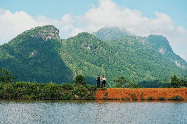 Y Tý (huyện Bát Xát, tỉnh Lào Cai) nằm ở độ cao trên 2.000m, quanh năm khí hậu mát lạnh. Mùa hè ở Y Tý không hề oi bức mà mang nét dịu dàng rất riêng: sớm tinh mơ se lạnh, trưa nắng nhẹ, chiều sương bảng lảng. Chính vì thế, trekking vào mùa này không chỉ thoải mái về thể chất mà còn giúp du khách tận hưởng trọn vẹn vẻ đẹp núi rừng trong lành và khoáng đạt. Ảnh Phạm Quang Tuyên