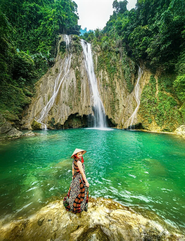 Thác Khuổi Nhi hiện chưa bị khai thác du lịch ồ ạt, giữ được nét hoang sơ, trong lành vốn có. Đây là điểm đến phù hợp cho những ai đang tìm kiếm một nơi nghỉ ngơi giữa thiên nhiên, tạm xa khói bụi thành phố, để hít thở không khí rừng và tận hưởng cái mát lạnh nguyên bản của núi rừng Tuyên Quang. Ảnh Internet