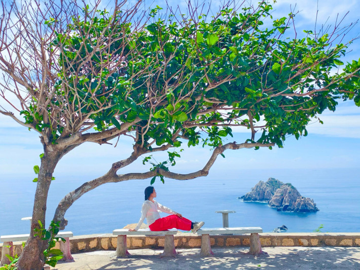 Người dân trên đảo sống chủ yếu bằng nghề đánh bắt cá và nuôi trồng hải sản. Cuộc sống tuy giản dị nhưng rất đỗi bình yên. Những ngôi nhà mái tôn liêu xiêu nằm dọc bờ biển, những con đường nhỏ rợp bóng dừa, và nụ cười hiền hậu của người dân khiến du khách cảm thấy như đang được trở về một miền quê ven biển trong ký ức. Ảnh Thiều Sang