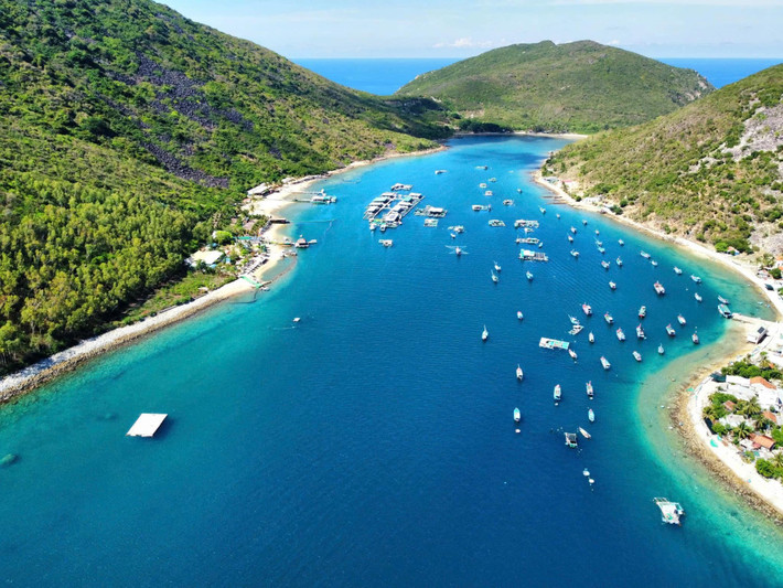 Ẩn mình nơi cuối cụm đảo Hòn Tre – phía xa của vịnh Nha Trang, Bích Đầm như một “nàng tiên xanh” dịu dàng giữa lòng biển cả. Ảnh Bá Duy